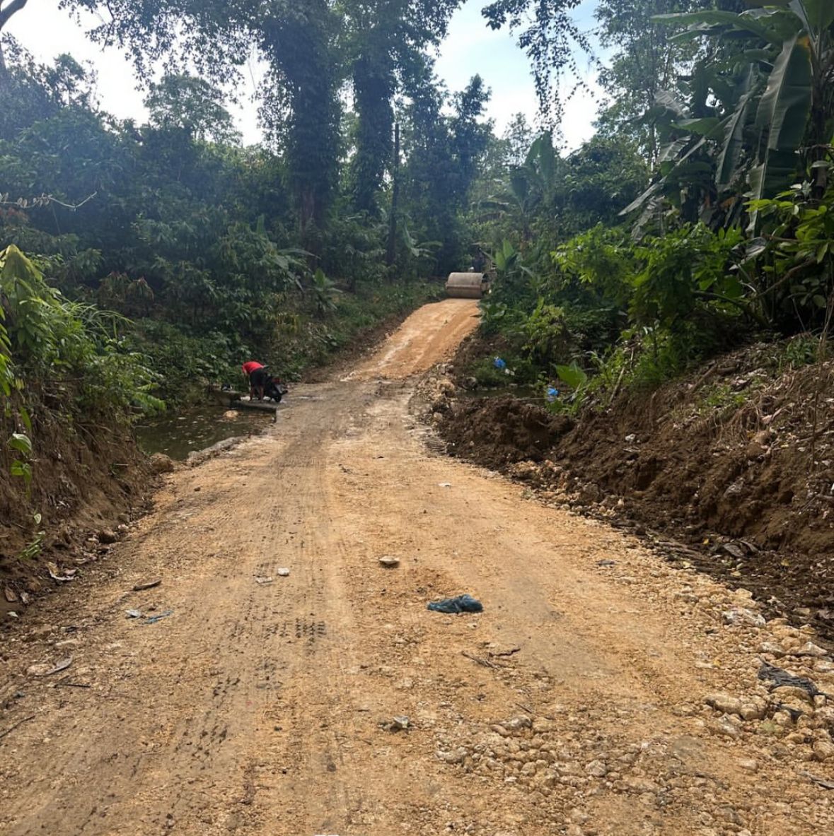 La Alcaldía Municipal de El Factor, junto a Agricultura e INDRHI, inicia la intervención del camino vecinal en Higuerito